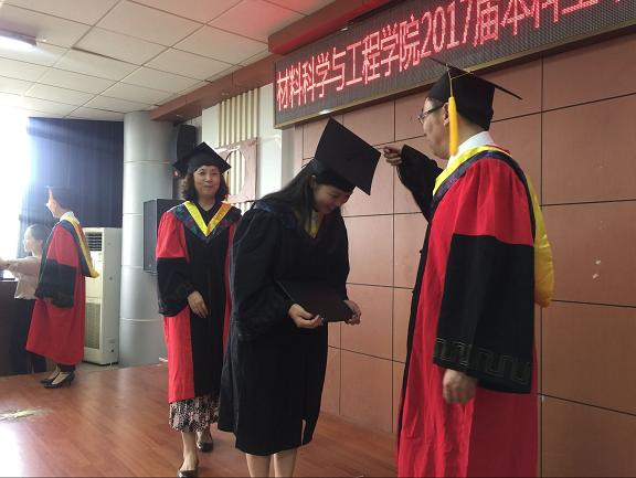 学院领导、导师代表为毕业生进行学位授予仪式