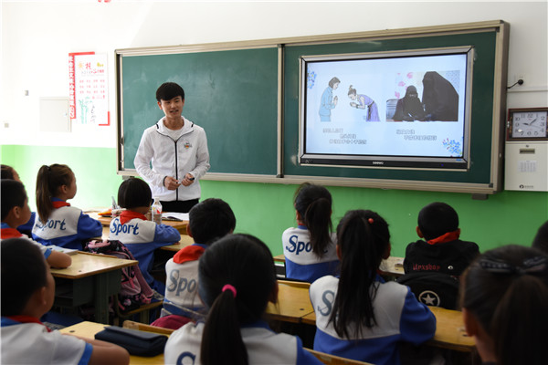 毕业班党员为三年级学生讲述礼仪知识