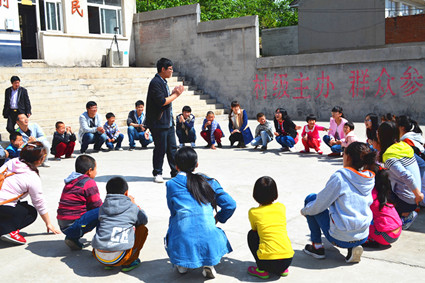 学生党员与孩子们进行互动