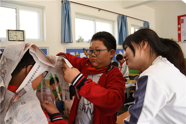 毕业班党员带领四年级学生利用废报纸制作创意时装