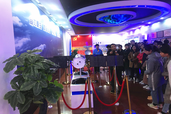 卢书记介绍公司研发生产的应用于我国人造卫星和载人航天飞船的抗辐照玻璃产品